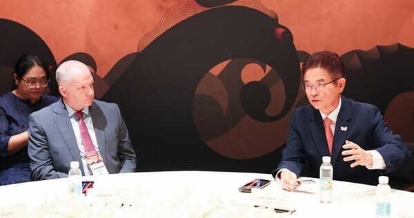 이철우 경북지사(오른쪽)가  지난 9일 서울 신라호텔에서 이스라엘 국영 방산업체인 라파엘의 유발 베이스키 부사장과 국방 기술 협력 및 방산 제조 분야의 협력 방안을 논의했다. (사진=경북도) 