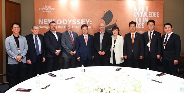 이철우 경북도지사가 지난 9일 서울 신라호텔에서 이스라엘 국영 방산업체 라파엘과 국방 기술협력 및 방산 제조 분야 협력 방안을 논의한 후 기념촬영을 하고 있다.  (사진=경북도)