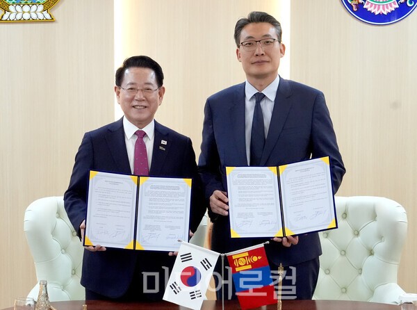 김영록 전라남도지사(왼쪽)가 지난 5일(현지시간) 울란바토르시청에서 아마르투브신 암갈란바타르 울란바토르부시장과 ‘전남도-울란바토르시 우호 교류 협약’을 체결했다. (사진=전남도 - 이하 동일) 