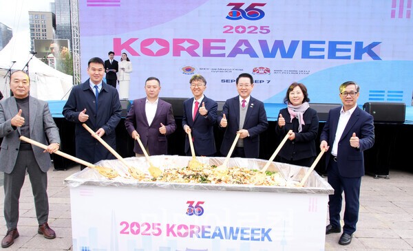 김영록 전라남도지사가 지난 6일(현지시간) 울란바토르에서 열린 2025 한국주간(Korea Week)행사 개막식에서 주요 내·외빈들과 한국 음식인 대형 비빔밥을 비비는 퍼포먼스를 하고 있다. 