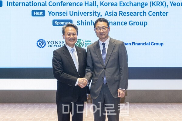 진옥동 신한금융그룹 회장(왼쪽)과 이토 유타카 일본 금융청장이  '한·일 금융협력 세미나'에 참석해 기념 촬영하고 있다. (사진=신한금융)