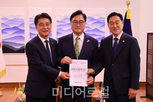 전라남도의회 김태균 의장이 11일 국회를 방문해 우원식 국회의장을 접견해 현안 해결을 위한 제도 개선과 국회 차원의 지원을 강력히 요청했다.  (사진=전남도의회)