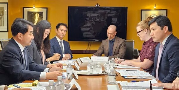 외교부는 1일 한미 양국이 미국에 있는 한국 공관들과 미국 이민법 집행기관 간 협력 체계를 구축하자는 한국 측 제안에 따라, 한국 공관과 미 이민세관단속국(ICE)·관세국경보호청(CBP) 지부 간 상호 접촉선을 구축하며 긴밀히 협력해 나가기로 했다고 전했다. 외교부제공