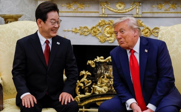 이재명 대통령이 지난 8월 25일 미국 워싱턴DC 백악관 오벌 오피스에서 도널드 트럼프 미국 대통령과 한미정상회담을 하고 있다. 대통령실사진기자단