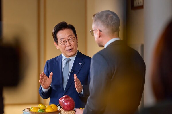 이재명 대통령이 22일 미국 CNN의 윌 리플리 기자와 K-컬쳐 관련 인터뷰를 하고 있다./대통령실 제공